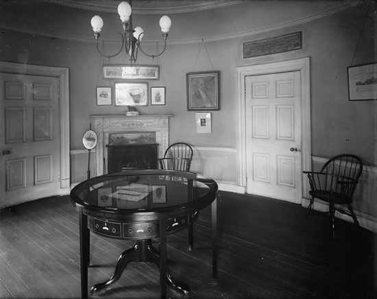 Octagon House in Washington D.C.: Room in which President Madison signed the Treaty of Ghent. Table is original.