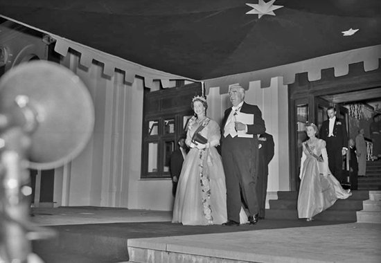 PM ROBERT MENZIES AND QUEEN ELIZABETH II, HERE IN 1954
